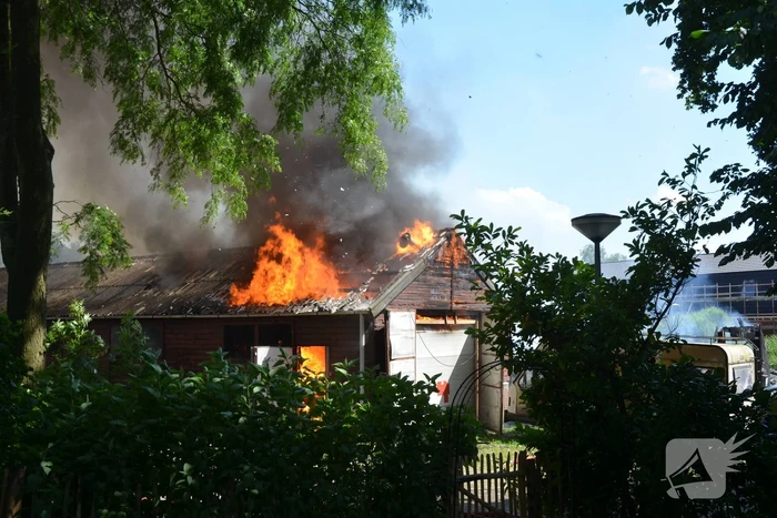Uitslaande brand in grote loods