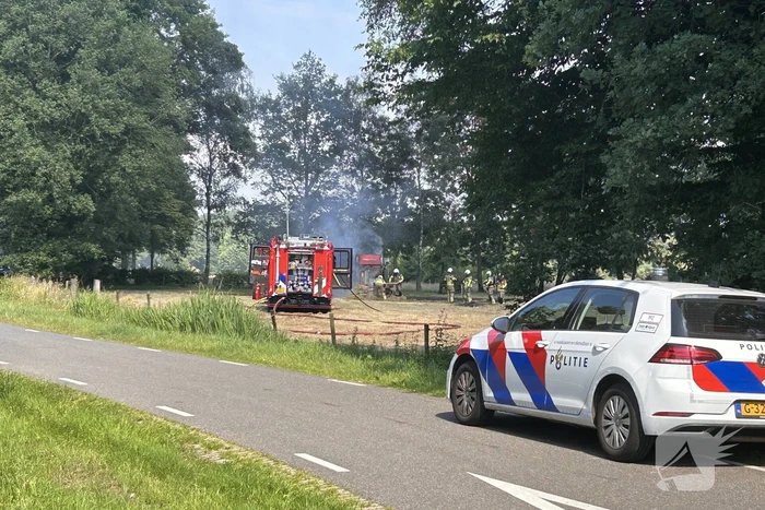 Brandweer druk met brandende tractor