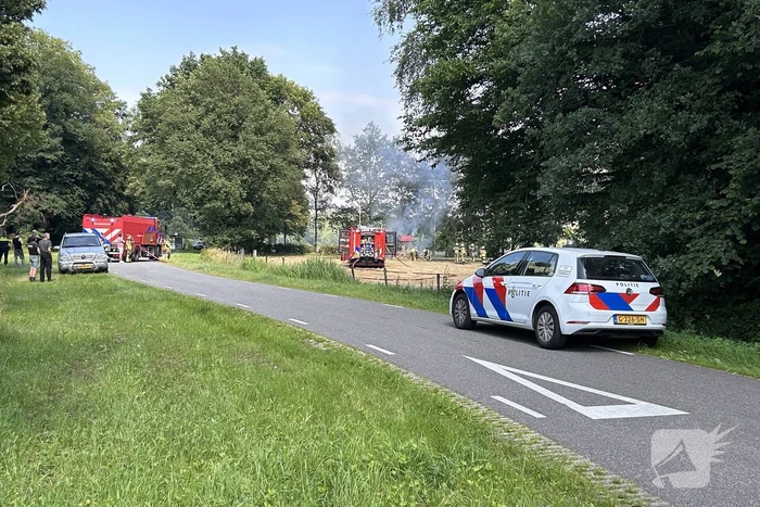 Brandweer druk met brandende tractor