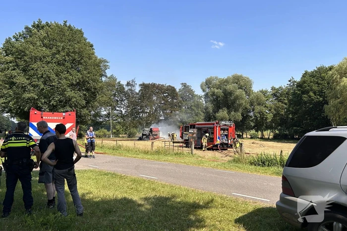 Brandweer druk met brandende tractor