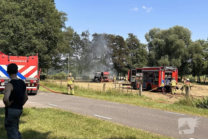 Brandweer druk met brandende tractor