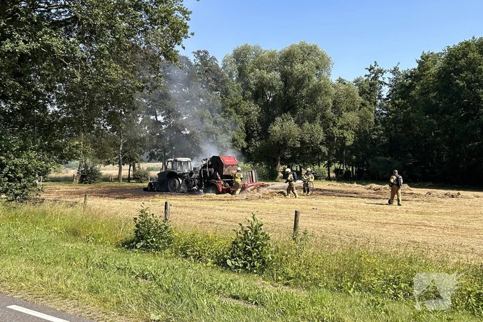 Brandweer druk met brandende tractor