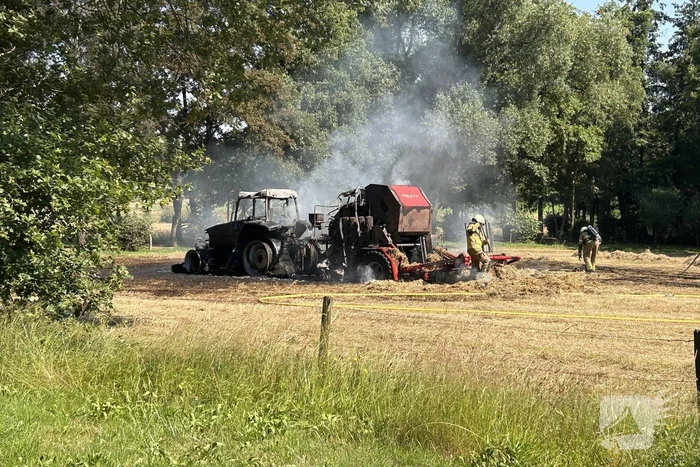 Brandweer druk met brandende tractor