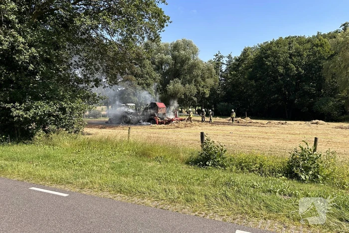 Brandweer druk met brandende tractor