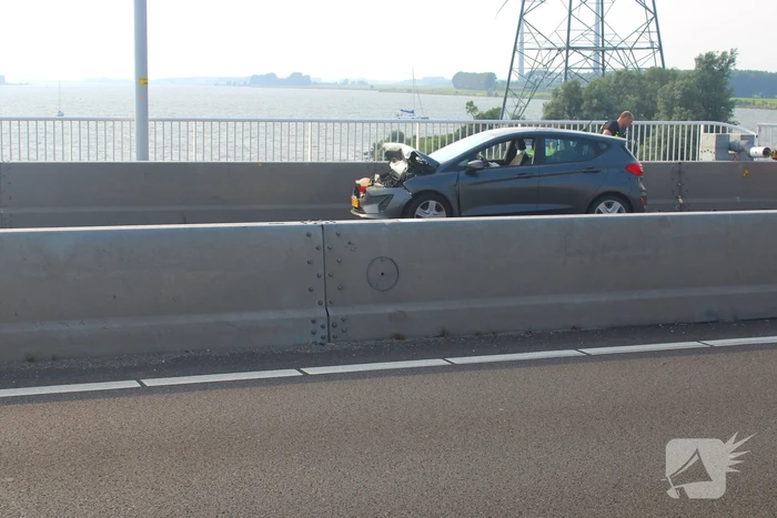 Automobilist ramt afsluitboom Haringvlietbrug