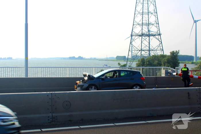 Automobilist ramt afsluitboom Haringvlietbrug