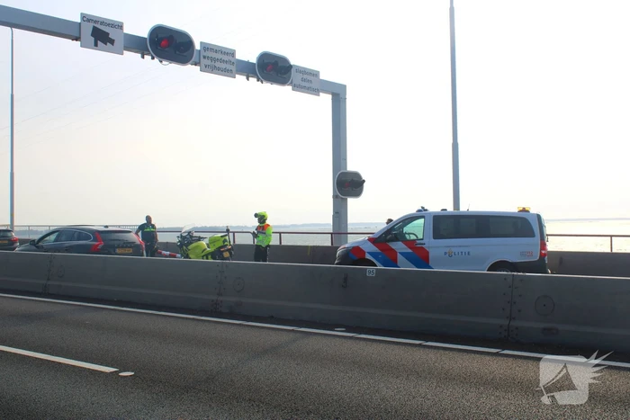 Automobilist ramt afsluitboom Haringvlietbrug