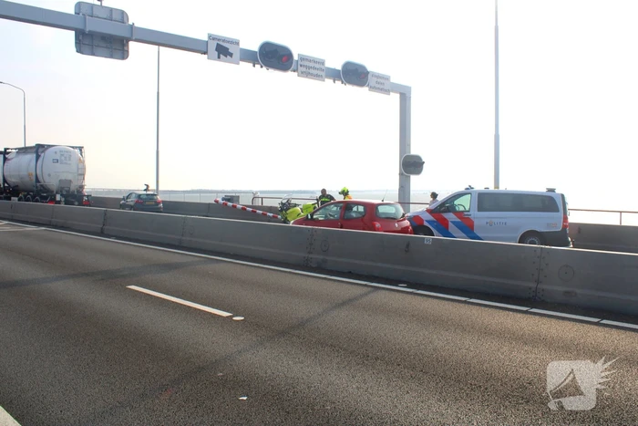 Automobilist ramt afsluitboom Haringvlietbrug