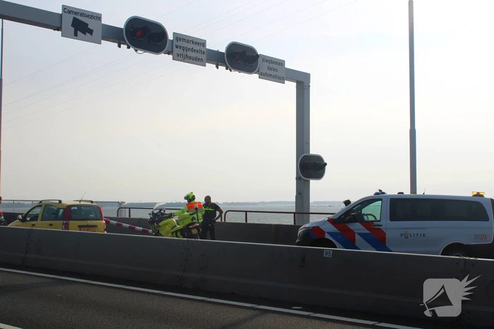 Automobilist ramt afsluitboom Haringvlietbrug
