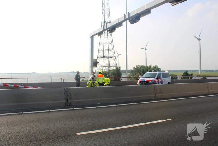 Automobilist ramt afsluitboom Haringvlietbrug