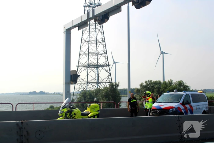 Automobilist ramt afsluitboom Haringvlietbrug