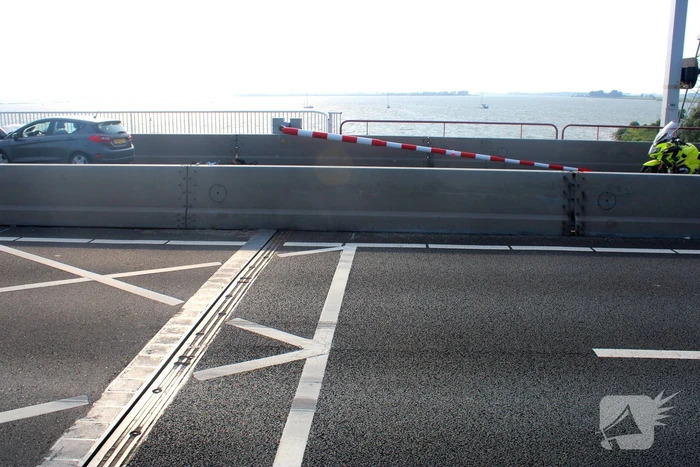 Automobilist ramt afsluitboom Haringvlietbrug