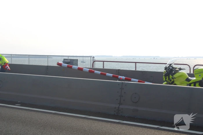 Automobilist ramt afsluitboom Haringvlietbrug