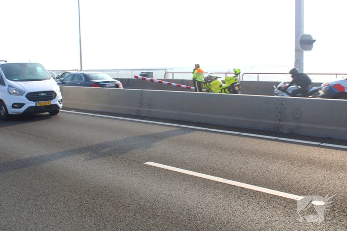 Automobilist ramt afsluitboom Haringvlietbrug