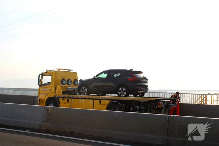 Automobilist ramt afsluitboom Haringvlietbrug