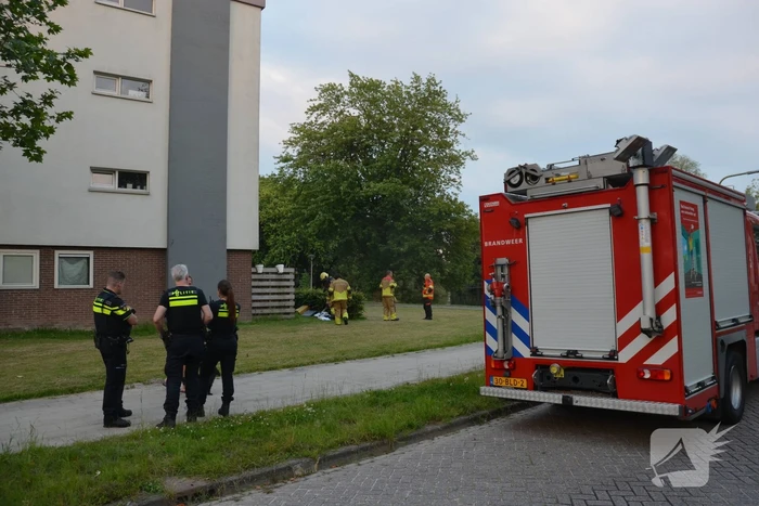 Brandweer blust brand met gieter