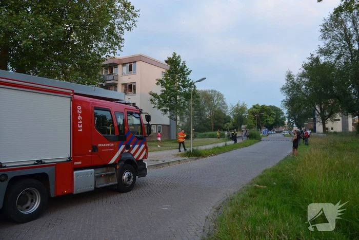Brandweer blust brand met gieter