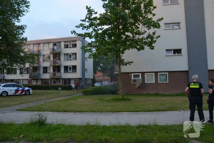 Brandweer blust brand met gieter