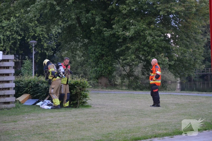 Brandweer blust brand met gieter
