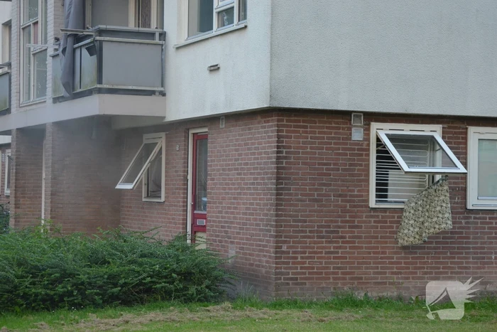 Brandweer blust brand met gieter