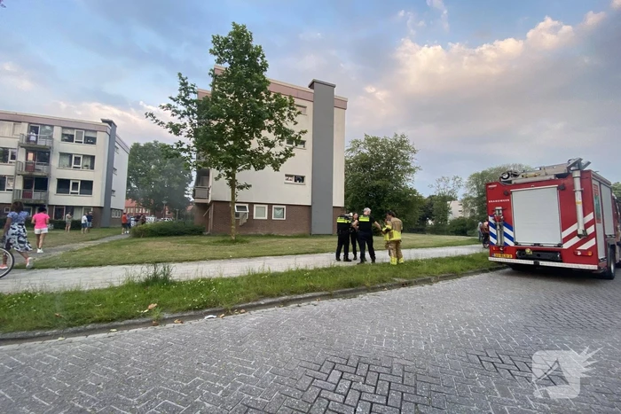 Brandweer blust brand met gieter
