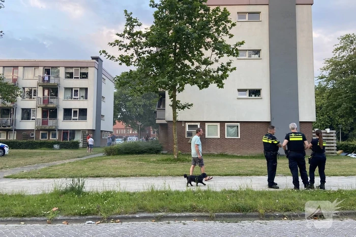 Brandweer blust brand met gieter