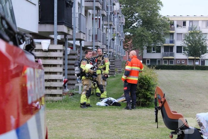 Brandweer blust brand met gieter