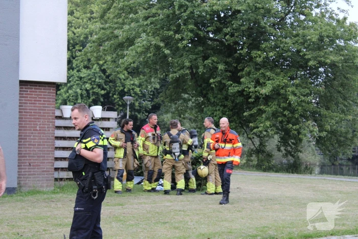 Brandweer blust brand met gieter