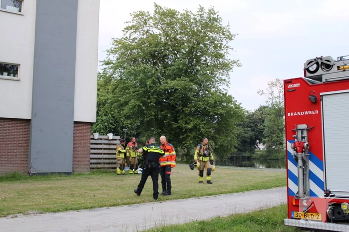 Brandweer blust brand met gieter