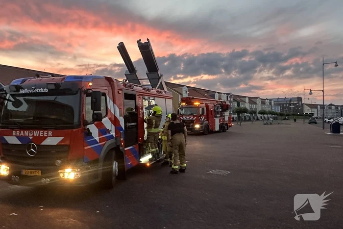 Zonnescherm waait kapot, brandweer ingezet