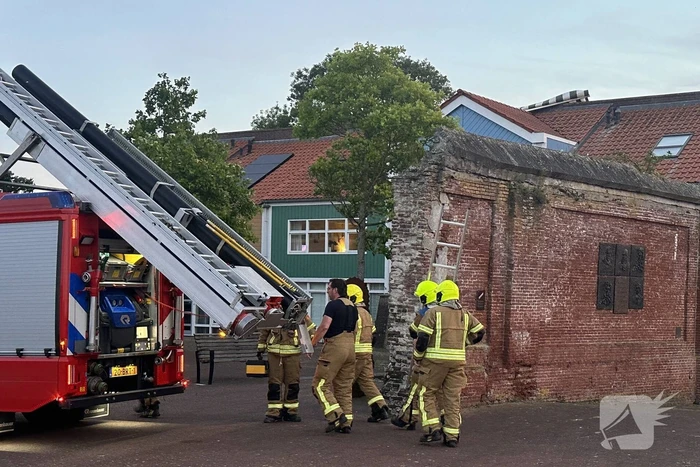 Zonnescherm waait kapot, brandweer ingezet