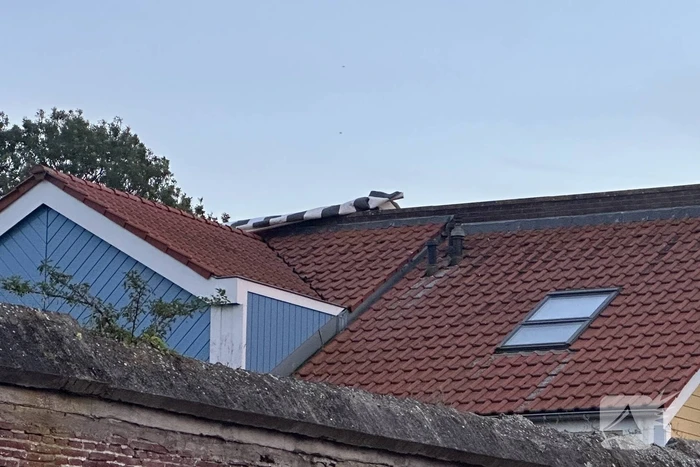 Zonnescherm waait kapot, brandweer ingezet