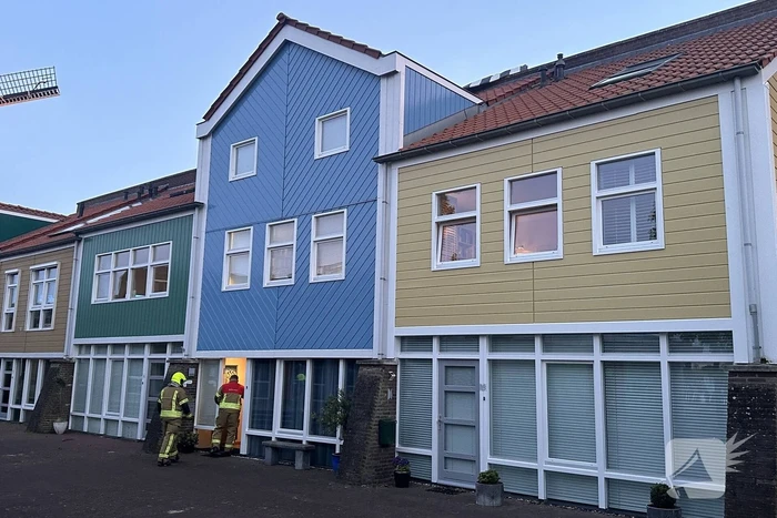 Zonnescherm waait kapot, brandweer ingezet