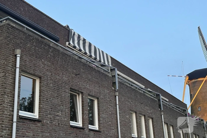 Zonnescherm waait kapot, brandweer ingezet