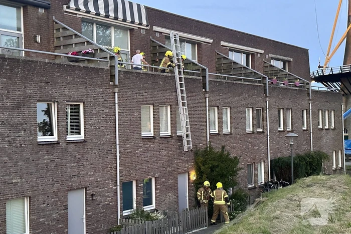 Zonnescherm waait kapot, brandweer ingezet