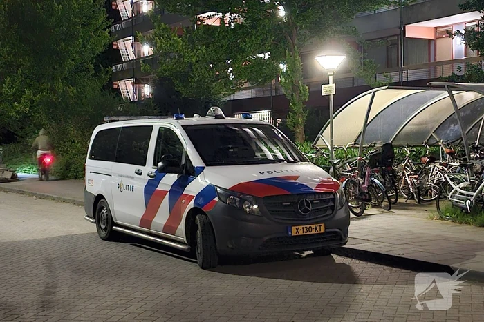 Veel politie bij flat De Brugge aanwezig