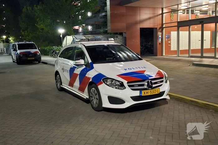 Veel politie bij flat De Brugge aanwezig