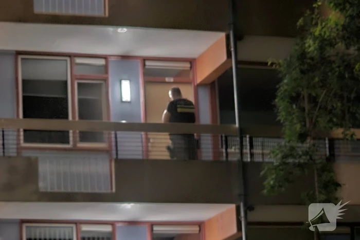Veel politie bij flat De Brugge aanwezig