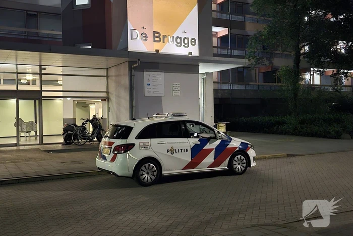 Veel politie bij flat De Brugge aanwezig