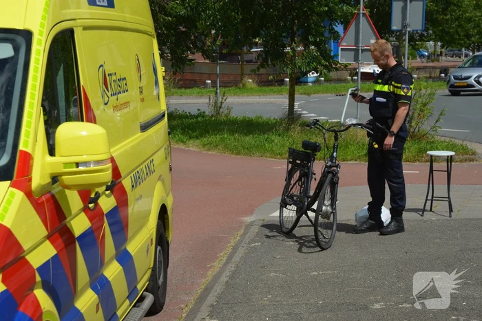 Fietser loopt gebogen voorwiel op