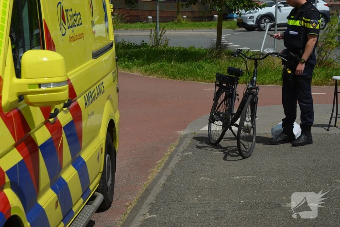 Fietser loopt gebogen voorwiel op