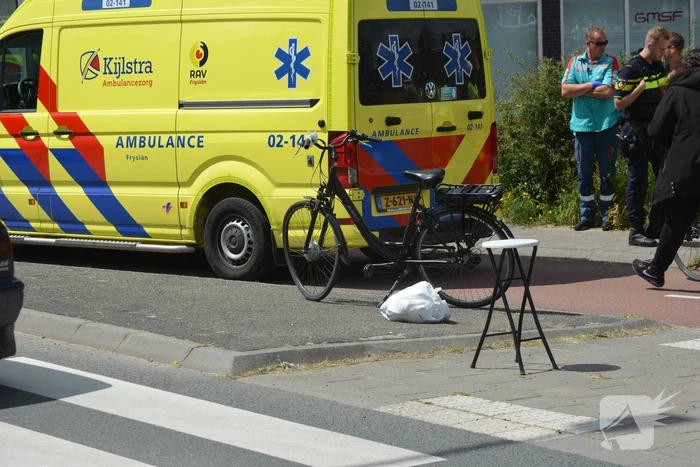 Fietser loopt gebogen voorwiel op