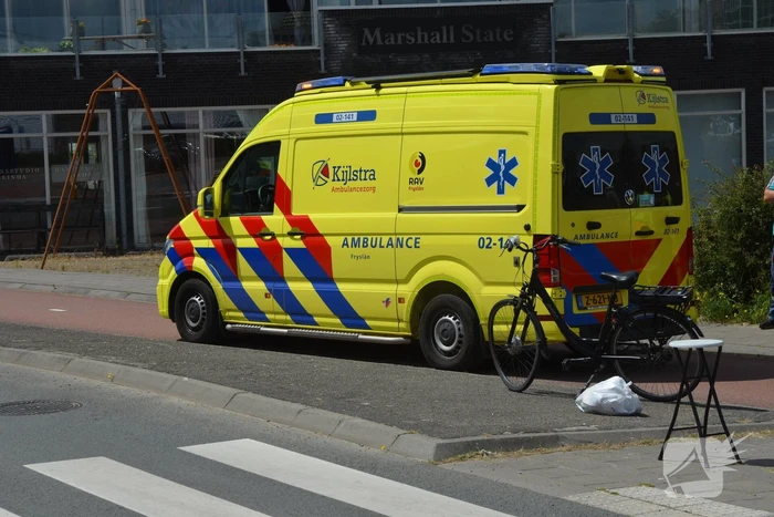 Fietser loopt gebogen voorwiel op