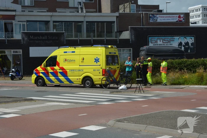 Fietser loopt gebogen voorwiel op