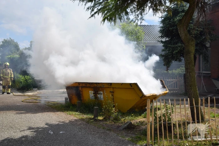 Brandweer blust brand in bouwcontainer