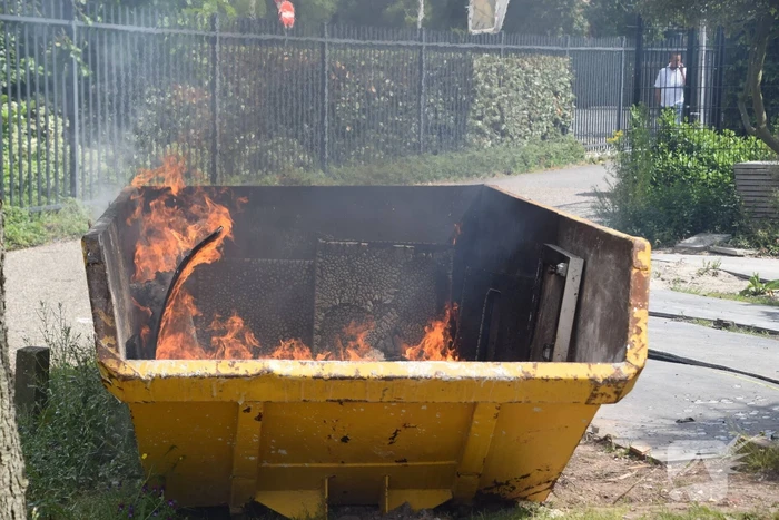 Brandweer blust brand in bouwcontainer