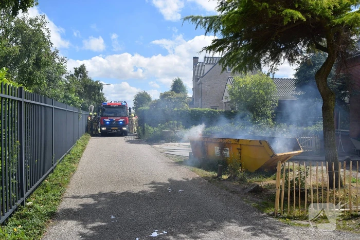 Brandweer blust brand in bouwcontainer
