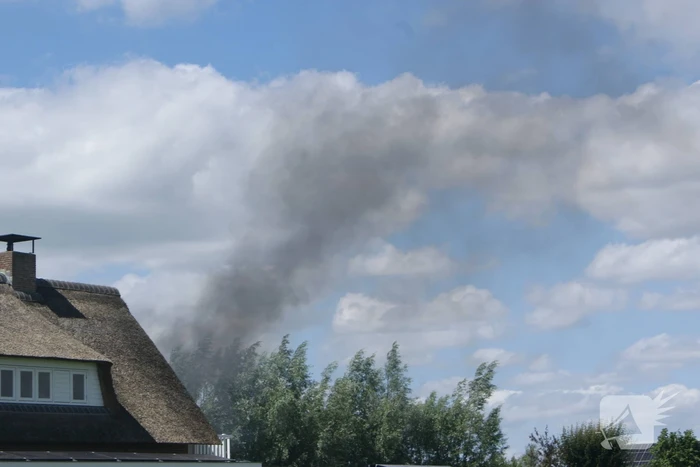 Container in brand tegen woning