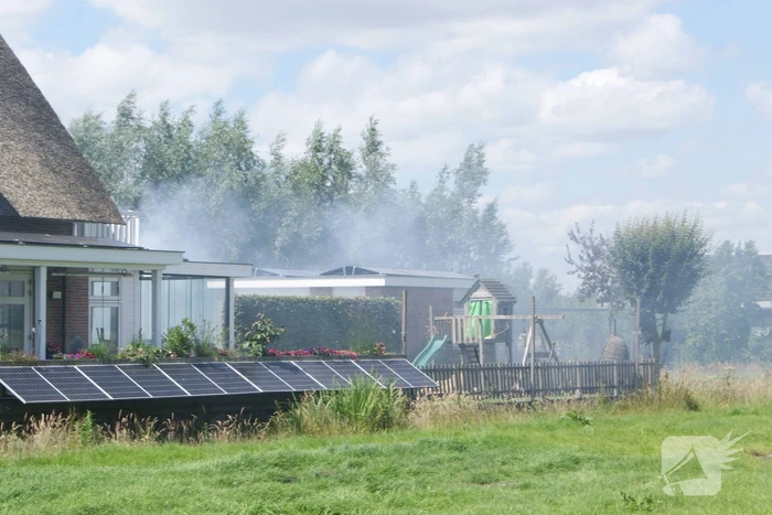Container in brand tegen woning
