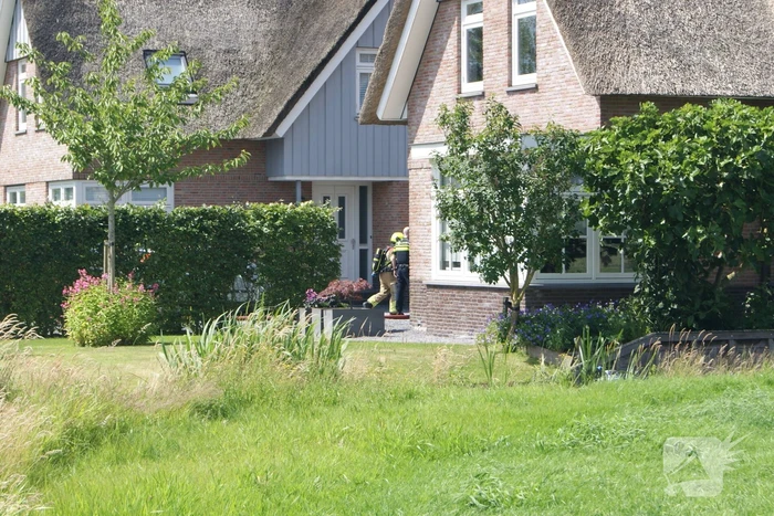 Container in brand tegen woning